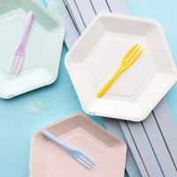 Assiette en papier hexagonale blanche écologique, jetable, résistante aux aliments, moderne, lavable, à motif personnalisé, pour toutes les saisons, pour fêtes d'anniversaire