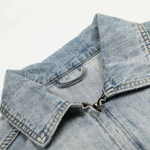 แจ็คเก็ตยีนส์ผู้ชายแบบขายส่ง OEM ผ้าเดนิมฟอกทรง Trucker Jacket รับทำโลโก้ตามสั่ง จัดส่งรวดเร็ว - Product Image 5