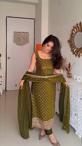 Traje de seda de alta calidad con bordado intrincado de hilo y lentejuelas, ideal para dupatta. - Product Image 2