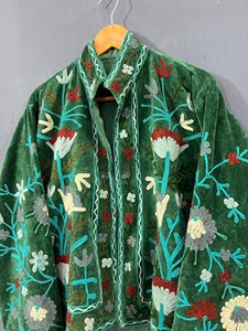 เสื้อแจ็คเก็ตกำมะหยี่สีเขียวมรกตปักลายดอกไม้สไตล์แคชเมียร์ งานปักมือ คอตั้ง เปิดด้านหน้า - Product Image 3