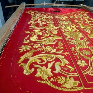 Casulla Romana Personalizable, Ecológica y Bordada a Mano con Hilos de Oro |   Vestimenta Litúrgica Roja para Sacerdote con Flores Grandes - Product Image 2