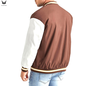 ซัพพลายเออร์ที่ดี บริการ OEM ODM เสื้อแจ็คเก็ตวาร์ซิตี้สีน้ำตาลสำหรับผู้ชาย แขนเสื้อสีขาว ติดกระดุมด้านหน้า เสื้อคลุมลำลองสำหรับฤดูใบไม้ร่วง - Product Image 5