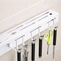 Moderne witte plastic keukenorganizer, wandmontage, handdoekenrek, verstelbare, afneembare haken, ruimtebesparende opbergoplossing
