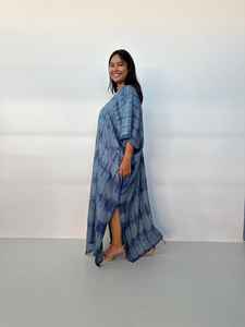 ชุดคาฟตันสีเทา-น้ำเงินลายมัดย้อม รุ่น CM 63 สำหรับผู้หญิง เหมาะสำหรับใส่ไปเที่ยวชายหาด รีสอร์ท ล่องเรือ ปาร์ตี้ริมสระน้ำ - Product Image 4
