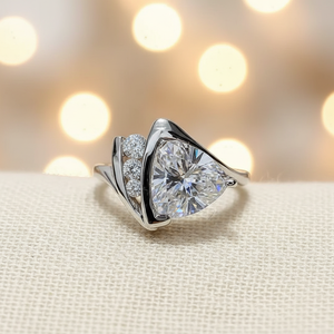 แหวนค็อกเทลเพชรซิคอนทรงทริลเลียนคัทหรูหรา ขอบครึ่งวง ตัวเรือนเงินแท้ 925 ของขวัญสำหรับคนรักในโอกาสหมั้น แต่งงาน หรือวันครบรอบ - Product Image 1