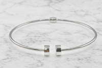 Bracelet ovale en or blanc plaqué or 18 carats de 54 mm |   Design minimaliste et courbé, élégance moderne pour les femmes, à porter au quotidien