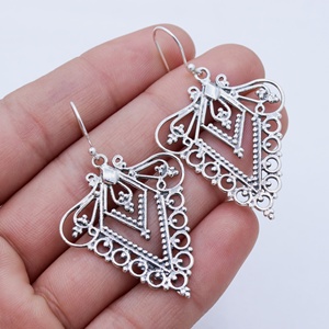 Boucles d'oreilles pendantes en argent sterling 925 en forme de cerf-volant ajouré, style filigrane, Memoria Jewels, vente en gros - Product Image 5