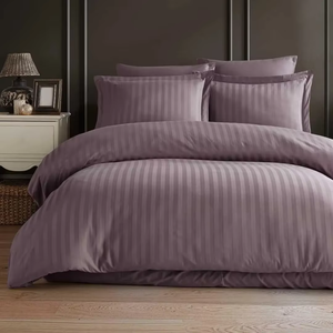 Ensemble de literie en satin rayé pour hôtel de luxe, édredons, couettes, tissu soyeux et lisse, conçu pour un usage professionnel dans l'hôtellerie - Product Image 1