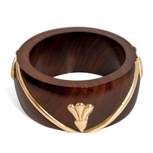 Juego de Joyería de Madera Artificial de Primera Calidad con Brazaletes de Madera Hechos a Mano y Decoraciones de Latón Talladas a Mano, Disponible en 4 Tamaños - Product Image 1