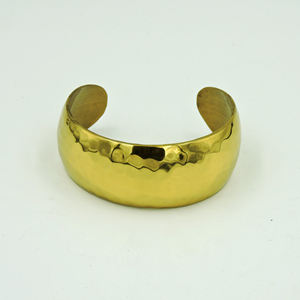 Bracelet manchette large et audacieux en laiton doré martelé - Bijou artisanal tendance pour femme, ajustable, style bohème, cadeau - Product Image 1