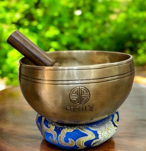 Bol chantant artisanal en laiton avec marteau en bois et coussin brodé bleu et or, bol sonore traditionnel pour la méditation et le yoga - Product Image 1