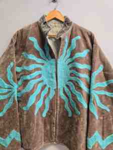 Veste Suzani en velours taupe pour femme, broderie soleil turquoise faite à la main, manteau ethnique bohème, vente en gros, vêtements d'extérieur de créateur, export - Product Image 5