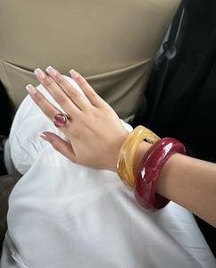 Brazalete de Resina Hecho a Mano con Acabado Artístico Sofisticado, Idea de Regalo Elegante - Product Image 5