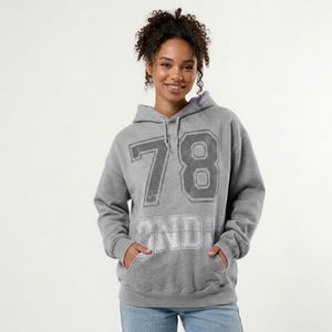 Sudadera con capucha informal para mujer, personalizable al por mayor con logo, estilo urbano, hombros caídos, transpirable, de punto. - Product Image 1