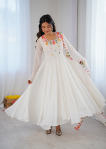 Ensemble haut long brodé en faux georgette et pantalon en micro-coton élastique avec dupatta en dentelle à broderie lourde (MHI 901) - Product Image 3