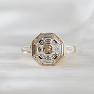 Bague de luxe en or jaune 18 carats avec diamant de laboratoire taille octogonale Ascher de 3 carats et pierres latérales baguette coniques serties clos - Product Image 4