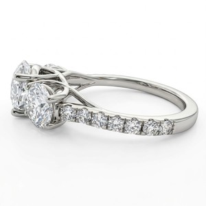 Anillo de Compromiso con Diamante Cultivado en Laboratorio, Corte Brillante Redondo, 2.85 CTW, Certificado IGI, Oro Blanco de 14k, Banda con Tres Piedras en Pavé - Product Image 2
