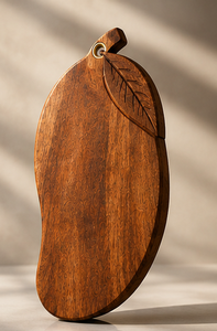 Planche à découper en bois en forme de mangue, finition noyer, avec accent feuille sculptée et anneau métallique, vente en gros - Product Image 2