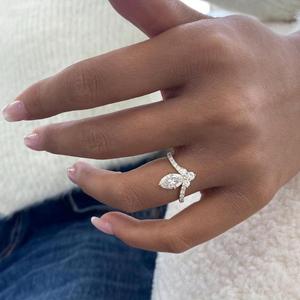 Anillo de Compromiso con Diamantes de Corte Marquesa y Redondo en Oro Amarillo Sólido, Anillo de Promesa con Diamantes Cultivados en Laboratorio, Anillo con Halo Floral para Mujer - Product Image 4