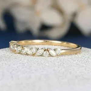 Anillo de Eternidad con Moissanita Marquise y Corte Redondo, Plata de Ley 925 Chapada en Oro, Anillo de Boda para Mujer - Product Image 2