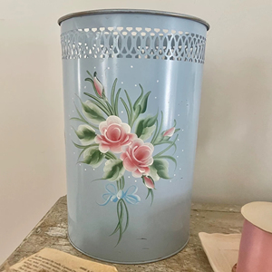 Cubo de Basura Metálico con Estampado Floral Azul, Elegante Contenedor de Residuos Adecuado para Hogar, Oficina, Dormitorio, Cocina, Baño y Salas de Estar - Product Image 1
