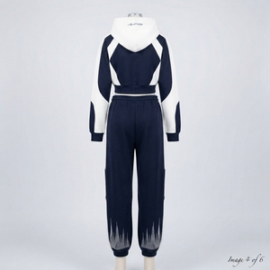 Conjunto Deportivo Personalizado para Mujer, Sudadera con Cremallera y Paneles en Contraste Azul Marino y Blanco, Pantalones Deportivos con Pedrería, Venta al Por Mayor OEM - Product Image 4