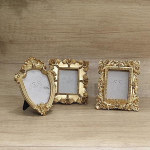Marco de Fotos Pequeño de Resina con Relieve de Estilo Europeo Dorado, Hecho en China, Decoración Tallada a Mano Estilo Ins - Product Image 1