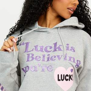 Sweat à capuche pour femme en polyester et coton, imprimé graphique décontracté, design de logo personnalisé, streetwear personnalisé, haut à capuche tendance - Product Image 6