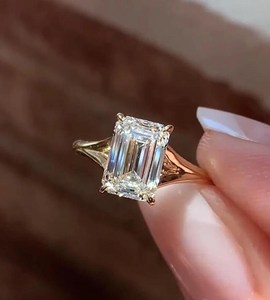 Bague de mariage solitaire classique pour femme en or jaune 14 carats, diamant de laboratoire taille émeraude 1 carat, clarté VS1, couleur E, certifié IGI - Product Image 4