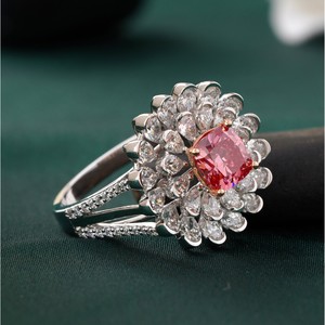Bague en or 14 carats avec diamant de laboratoire rose vif taille coussin de 1,02 carat, couleur rare, élégante et tendance - Product Image 2