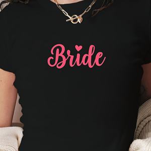T-shirt court de la mode des femmes de mariée en script cursif - Product Image 1
