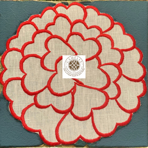 Serviette de cocktail en lin avec broderie florale en forme de cœur, lignes rouges vives créant une touche romantique et charmante pour la table. - Product Image 3