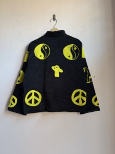 Veste en velours noir brodée avec des motifs de paix et de Yin et Yang |   Manteau bohème fait main pour festival |   Vêtements d'extérieur tendance hippie - Product Image 5