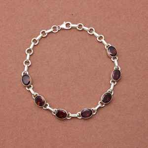 Bracelet à breloques en argent sterling avec grenat rouge, pierre précieuse ovale, réglable, design simple et classique, bijou délicat, cadeau pour elle - Product Image 1