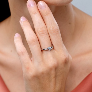 Anillo de boda hecho a mano de oro de 14 quilates con piedra preciosa de aguamarina natural de corte corazón de alta calidad y banda de diamantes pavé en forma de chevron para ella. - Product Image 3