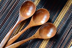 Cuillère en bois en gros, ustensile de cuisine artisanal en bois naturel - Product Image 5