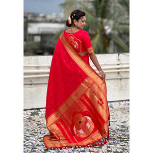 ผ้าไหมมาลาลักมี ปัญธนี ซิลค์ ซารี ลายทอสีแดง ประดับด้วยดิ้นทอง น้ำหนัก 650 กรัม เสื้อผ้าอินเดียและปากีสถาน - Product Image 5