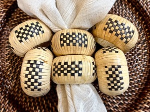 Porte-serviettes en rotin artisanal, parfait pour la présentation de table, la maison, la cuisine, les restaurants et les occasions spéciales, en provenance d'Inde. - Product Image 5