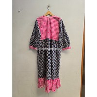 Robe longue bohème pour femme à col en V avec manches lanternes et ourlet à volants, imprimé floral marine avec accents rayés roses, coupe ample
