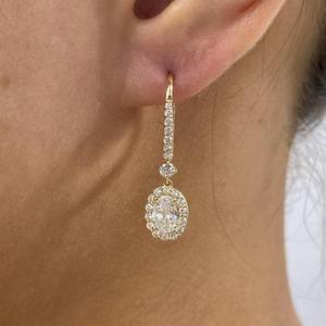 Pendientes de Aro con Diamantes de Corte Ovalado y Halo Redondo, Aros Huggie con Pavé en Oro Amarillo, Pendientes Colgantes con Diamantes Cultivados en Laboratorio - Product Image 4