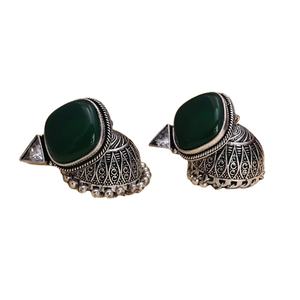 Boucles d'oreilles Jhumka pour femme, en argent antique oxydé, avec pierre verte taille poire, style Bollywood, pour soirée - Product Image 1