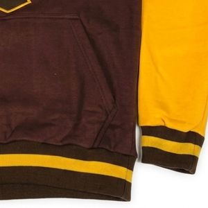 Sudadera de Fraternidad Iota Phi Theta con Escudo de Chenille, Color Marrón Dorado, Prenda Griega Premium - Product Image 4