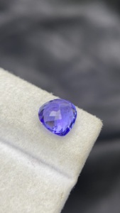 Pierre précieuse naturelle certifiée Tanzanite naturelle taille cœur 8 MM avec une couleur et un lustre excellents, Zoisite naturelle 2,13 carats sous loupe - Product Image 5