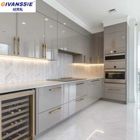 Armoires de cuisine modulaires en bois de chêne massif avec finition brillante, portes en contreplaqué écologique et design moderne
