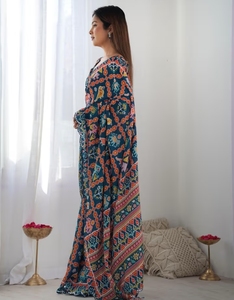 Sari traditionnel KV en rayonne bleu marine imprimé, infroissable et à séchage rapide, pour occasions de fête, avec chemisier non cousu pour femme - Product Image 6