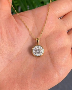 Pendentif de luxe élégant pour femme avec diamant de laboratoire taille Bezel, certifié IGI, en or, or rose, or blanc ou argent - Product Image 3