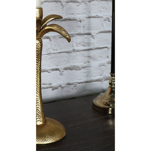 Porte-bougie unique en métal doré en forme de palmier, avec un tronc texturé, une canopée de feuilles et une base ronde pour une décoration tropicale - Product Image 6
