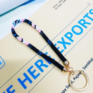 WE HERE EXPORTS Porte-clés de poignet tendance pour femme, fait main, avec perles de rocaille, pierres imitation perle et pierres à insérer dans les ongles - Product Image 5