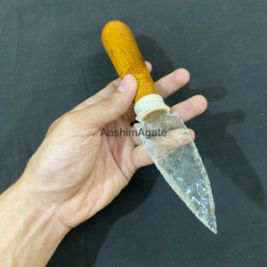 Dague décorative en verre transparent avec manche en bois naturel |   Collection de présentoirs en cristal faits à la main - Product Image 2