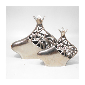 Jarrón de Aluminio Hecho a Mano con Base Elevada para Arreglos Florales de Lujo y Decoración de Centros de Mesa para Bodas - Product Image 4